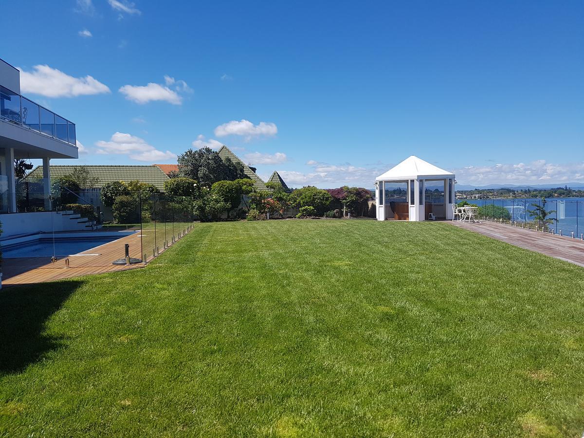 Spectacular Lakefront Home Таупо Экстерьер фото