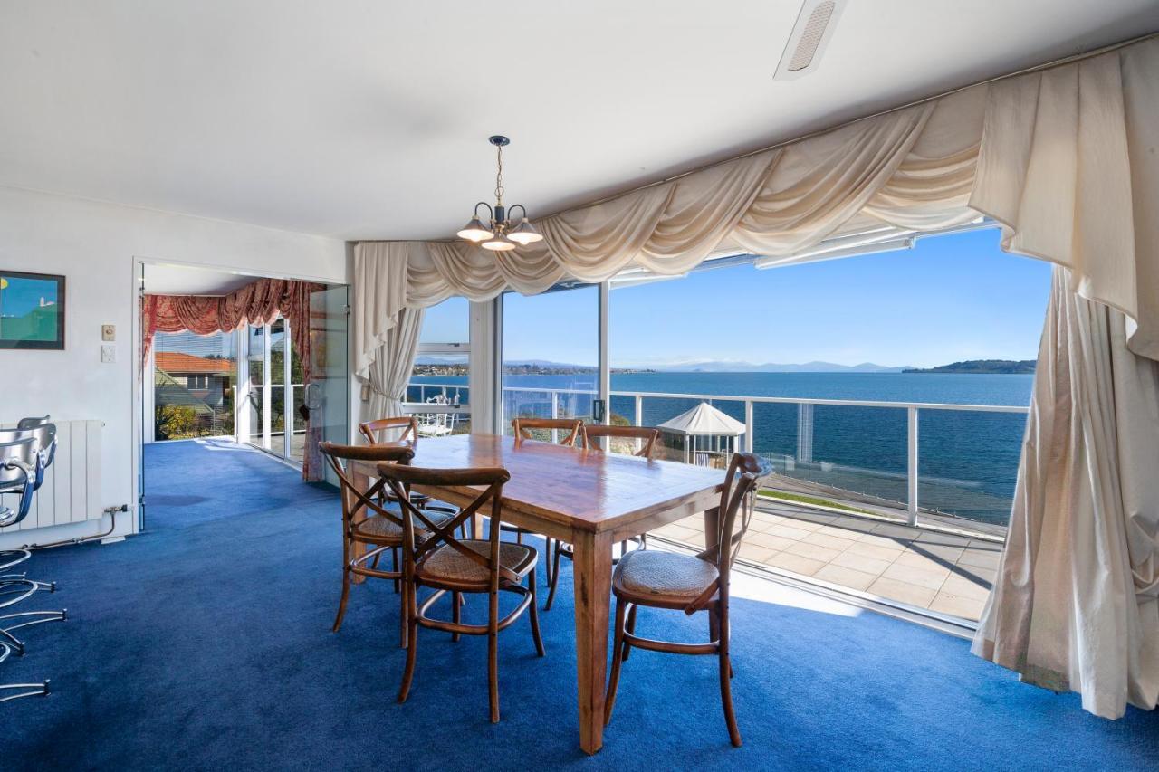 Spectacular Lakefront Home Таупо Экстерьер фото