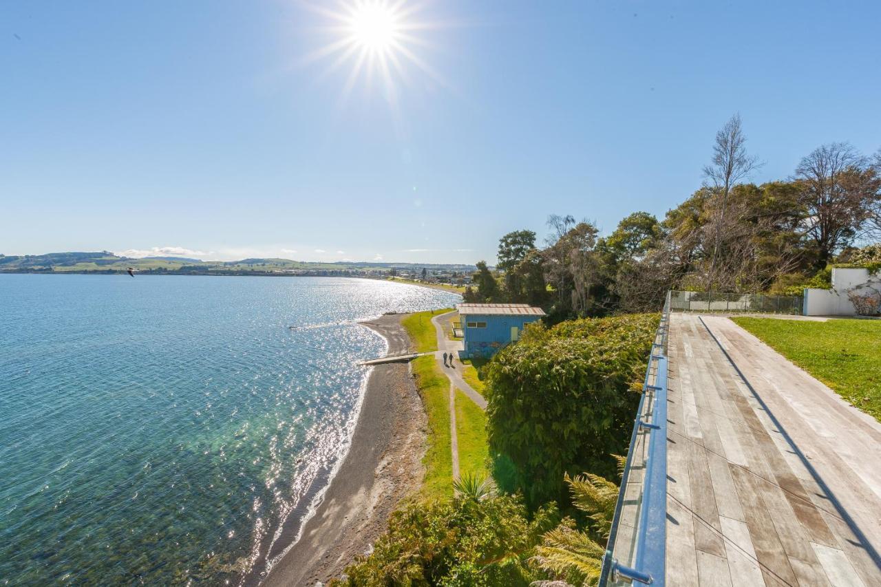Spectacular Lakefront Home Таупо Экстерьер фото