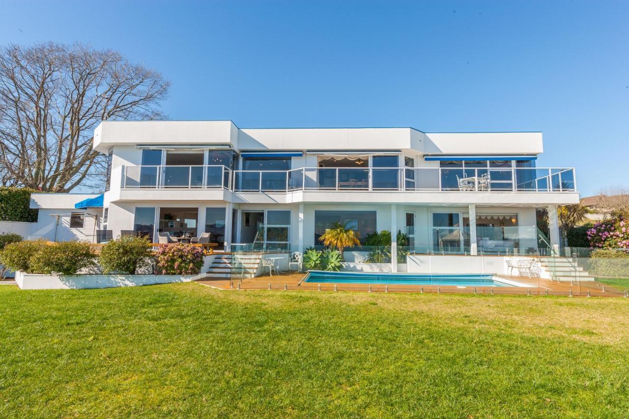 Spectacular Lakefront Home Таупо Экстерьер фото