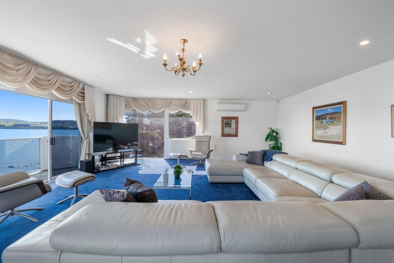 Spectacular Lakefront Home Таупо Экстерьер фото