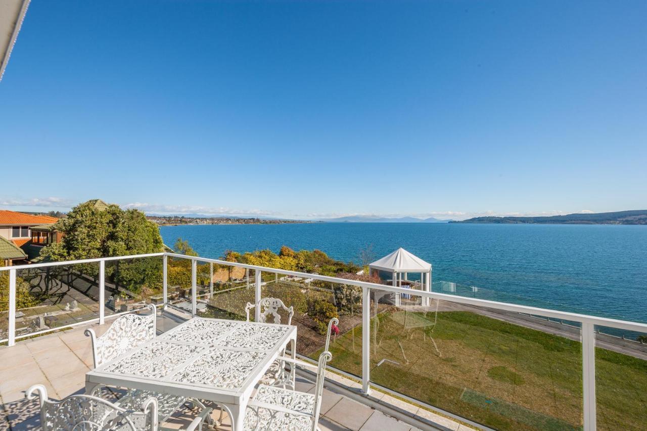 Spectacular Lakefront Home Таупо Экстерьер фото